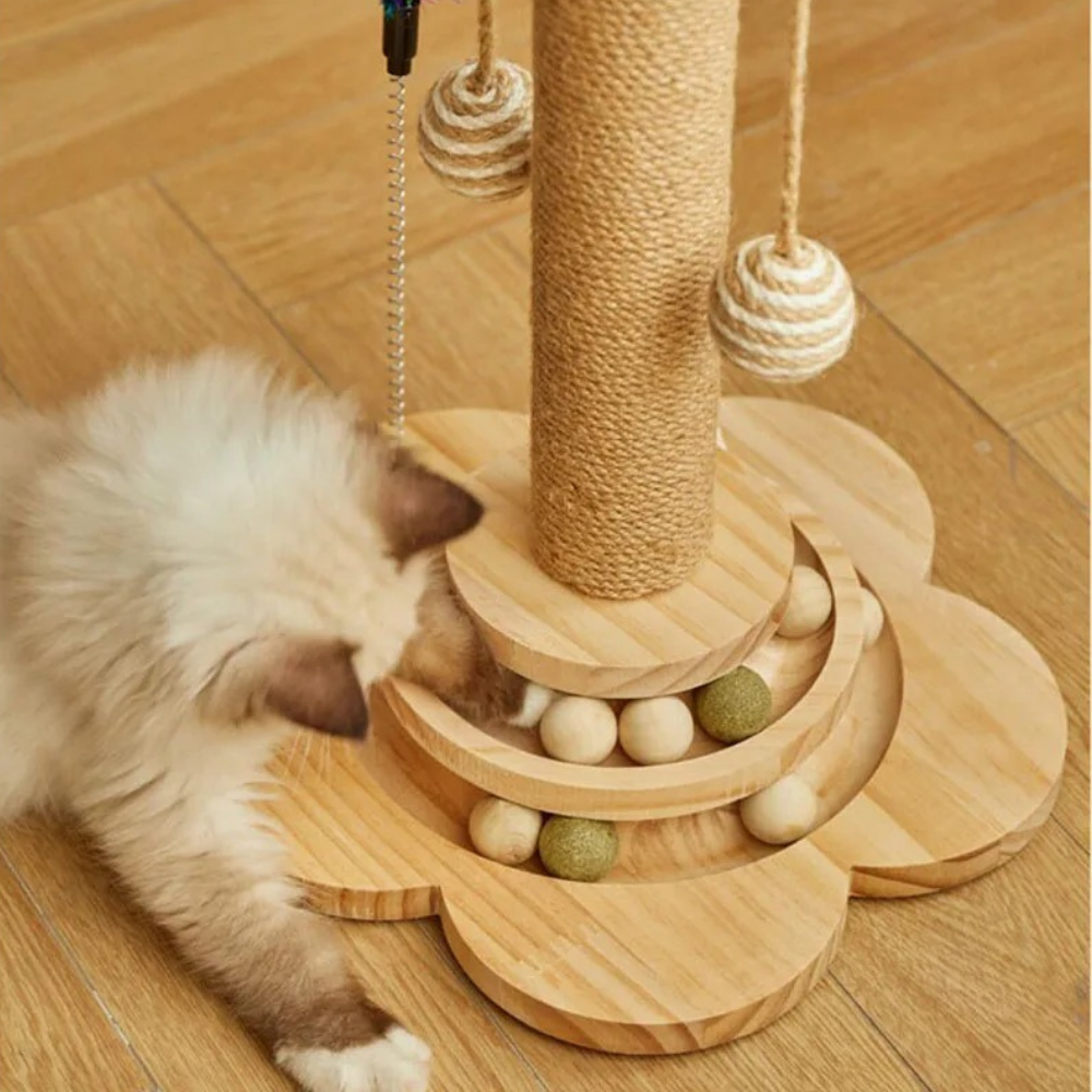 Rascador de madera con juguetes para gatos