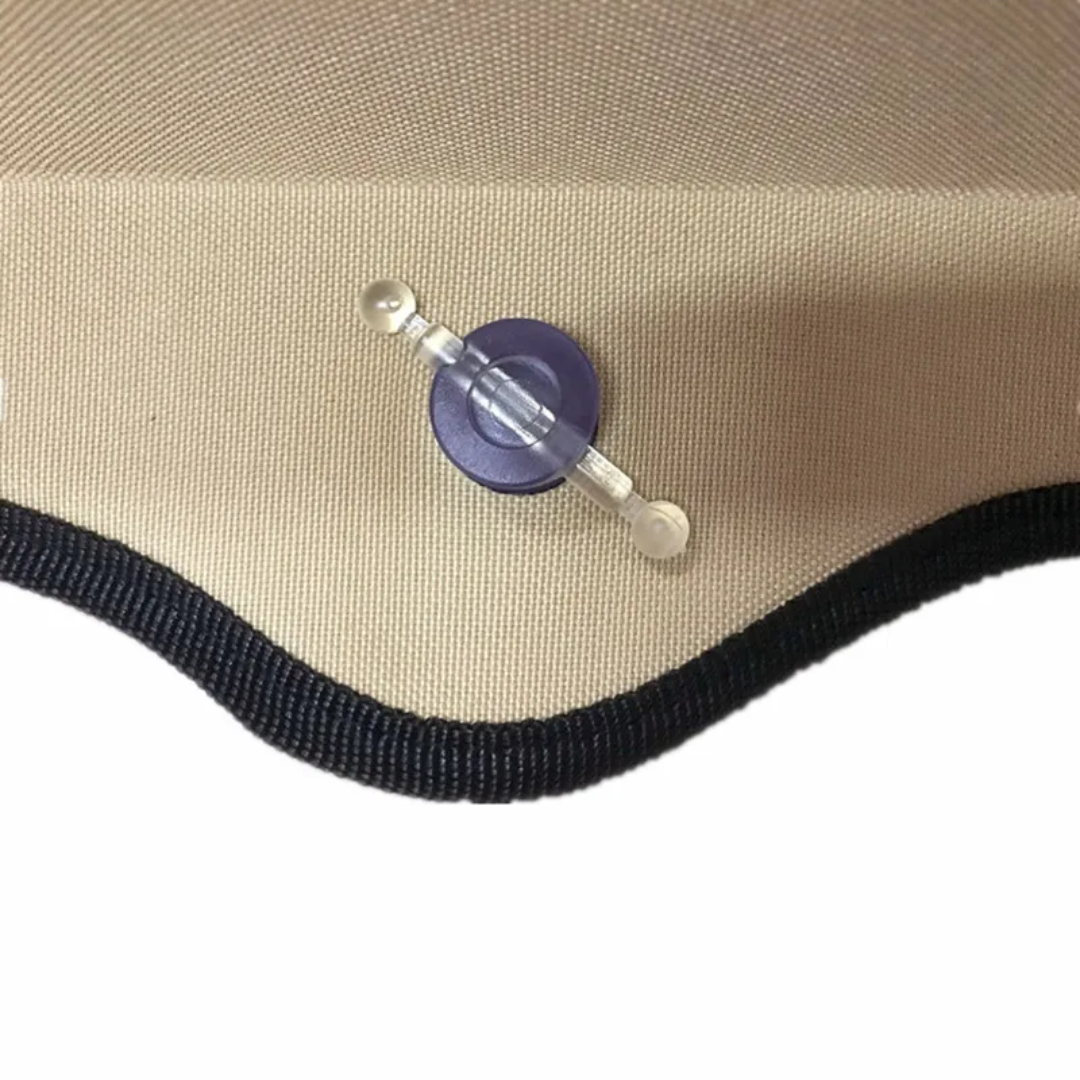 Fensterbett mit Katzenkissen